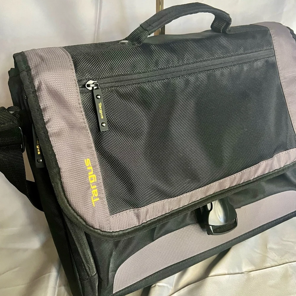 Targus City Gerald Black and Gray Men's Messenger Bag